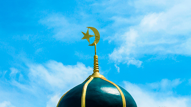 Islamischer Halbmond auf einer Moscheekuppel