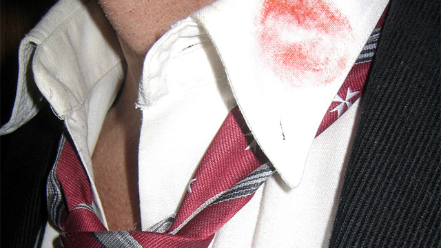 Mann mit Knutschfleck auf Hemd | (c) ERF Medien