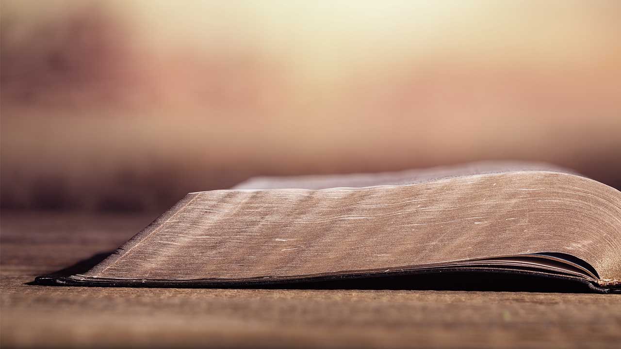 Offene Bibel liegt auf einem Tisch