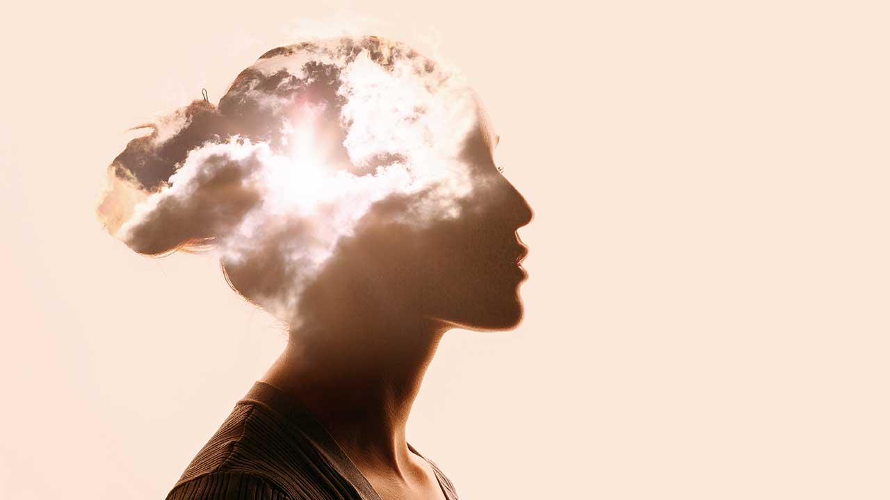 Frau mit Wolken in ihrem Kopf