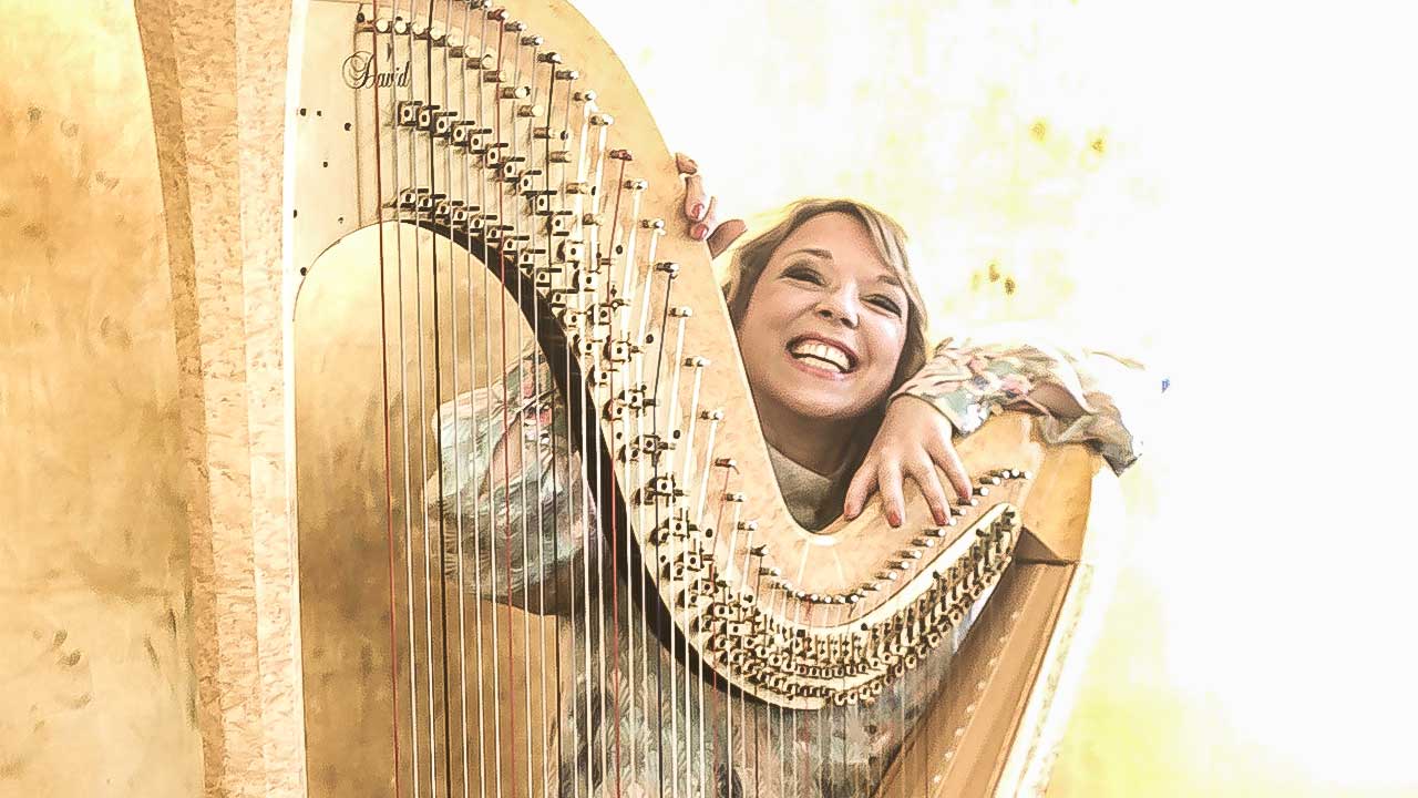 Die Musikerin Christelle Rachel Pechin mit Harfe