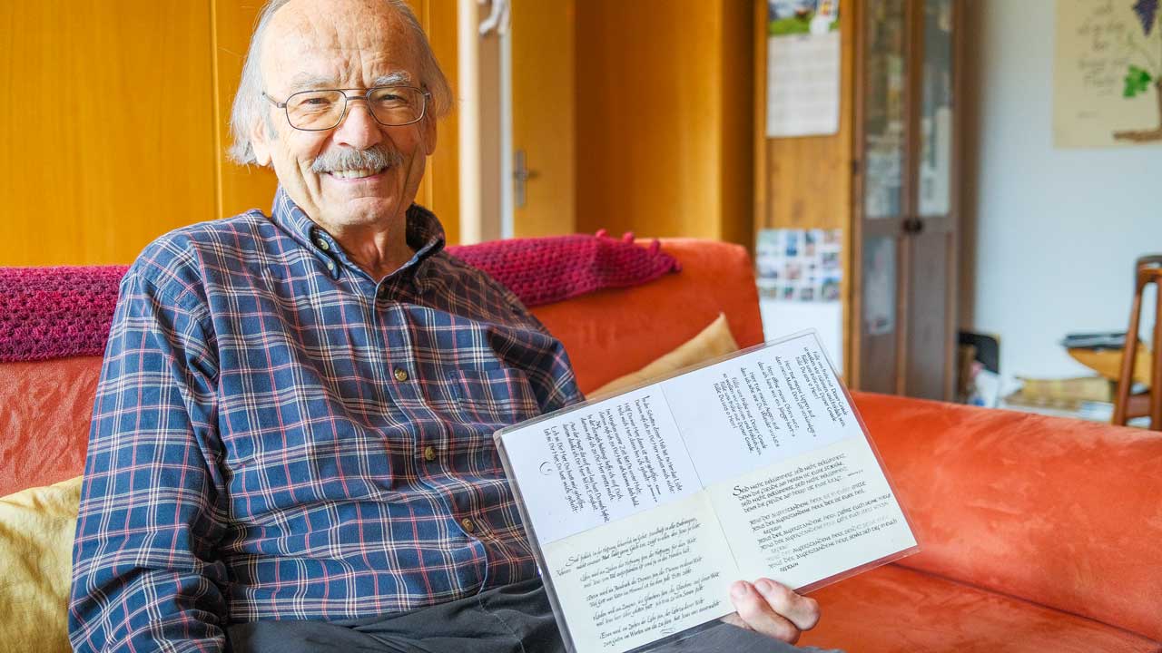 Hans-Bernhard Gisler mit einem Kalligrafie-Liedtext