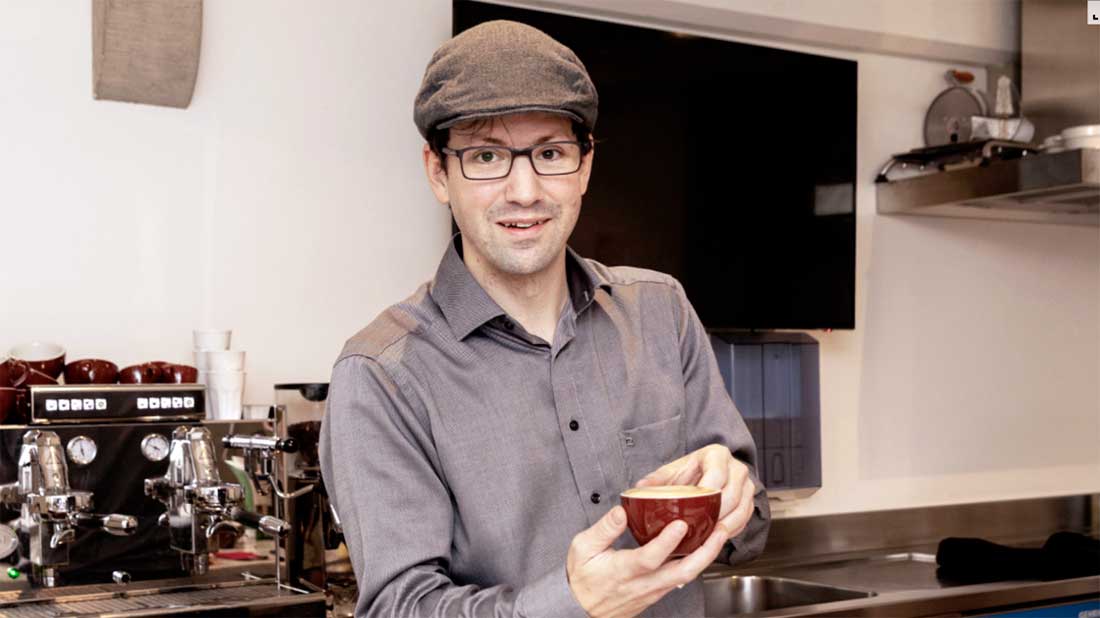 Pfarrer Matthias Wetter mit Kaffeetasse in der Hand