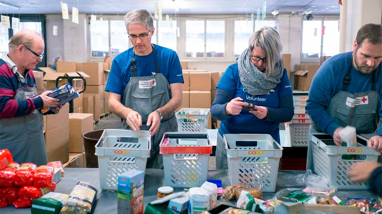 Aktion «2 x Weihnachten»: Freiwillige beim Einpacken der Lebensmittel | (c) Schweizerisches Rotes Kreuz
