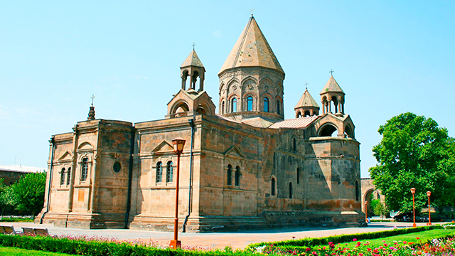 Einer der ältesten Kirchenbauten: Kathedrale von Etschmiadsin in Armenien