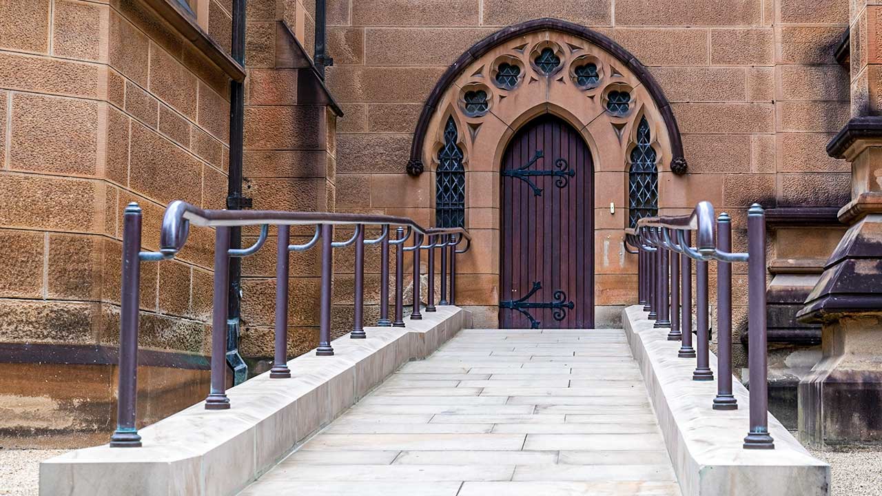 Rollstuhlrampe zu einer Tür einer Kathedrale in Sydney, Australien