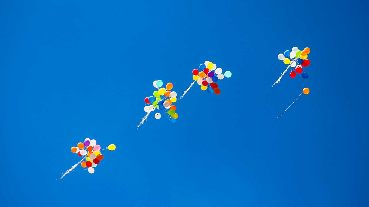 Knäuel von Ballonen fliegen am Himmel