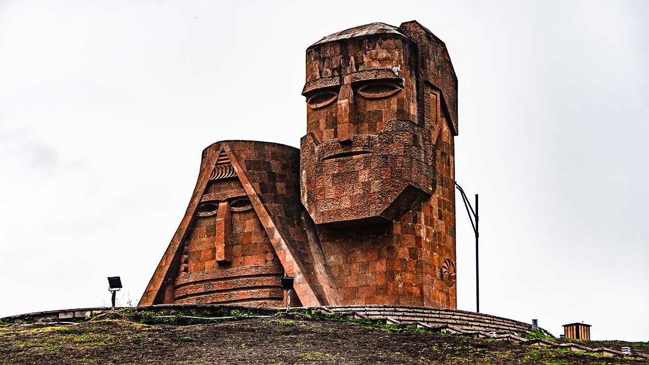 Monument «Wir sind unsere Berge» bei Stepanakert in Bergkarabach