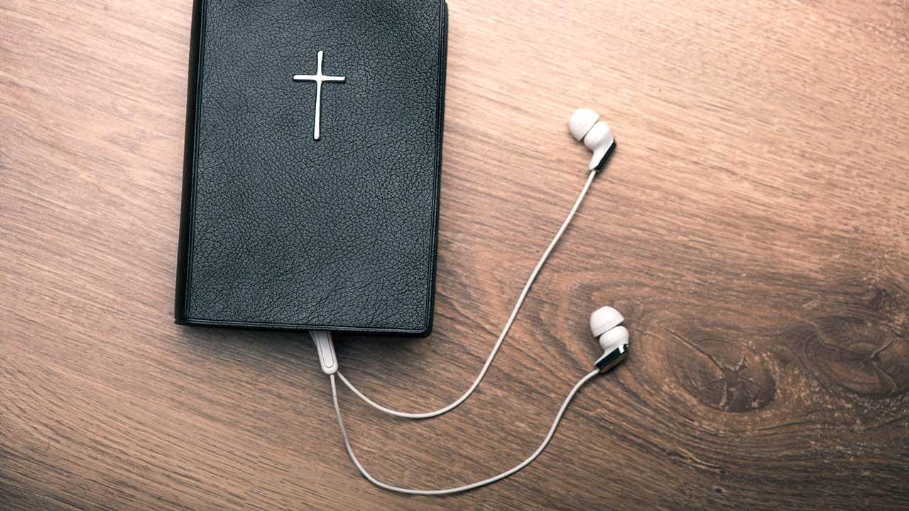 Bibel mit Kopfhörern