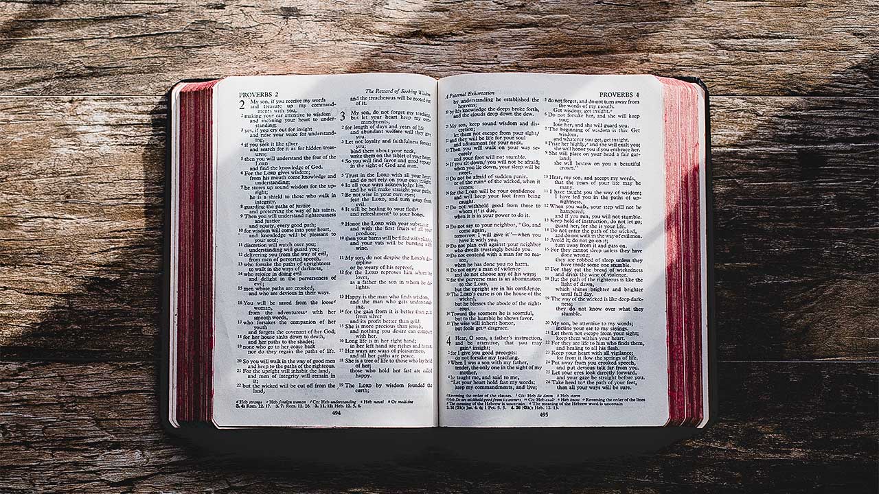 Offene Bibel auf einem Holztisch