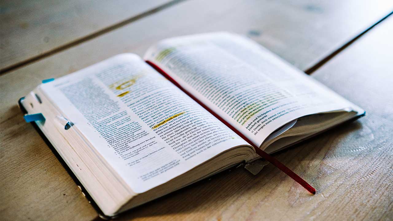 Bibel liegt offen auf einem Holztisch