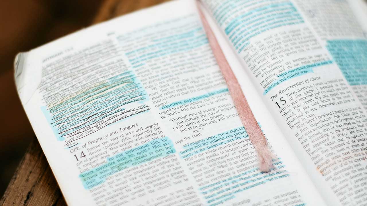 Offene Bibel mit leuchtstift-markierten Bibelversen