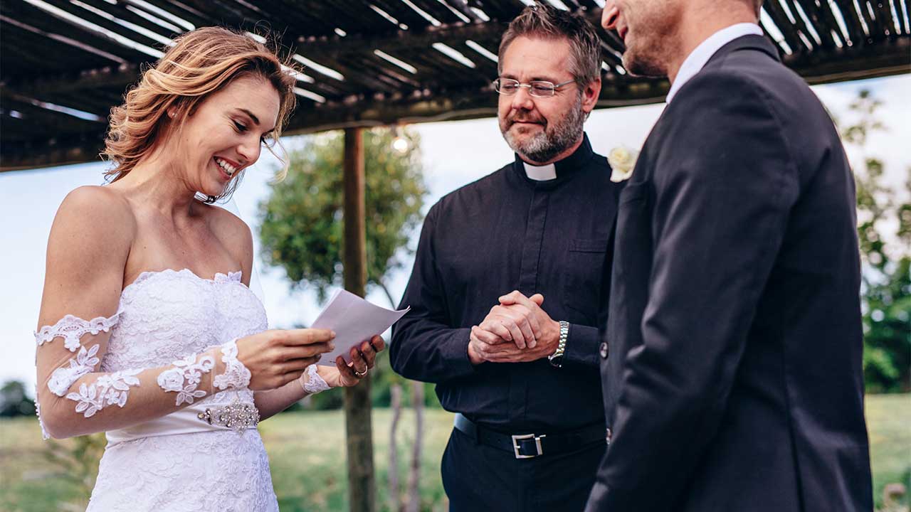 Pfarrer mit Brautpaar