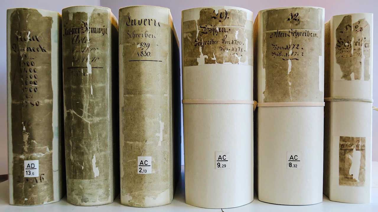 restaurierte Bücher in der Buchbinderei Grimm in Twann