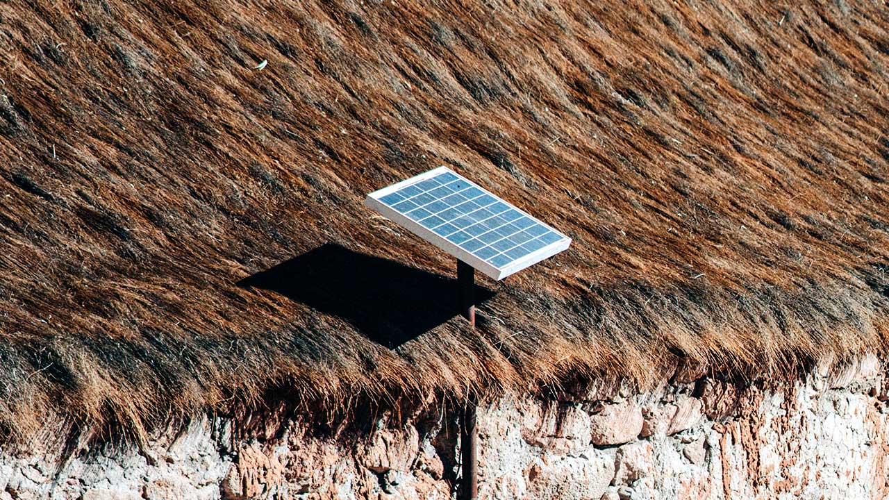 Solarpanel auf einem Hausdach in Chile