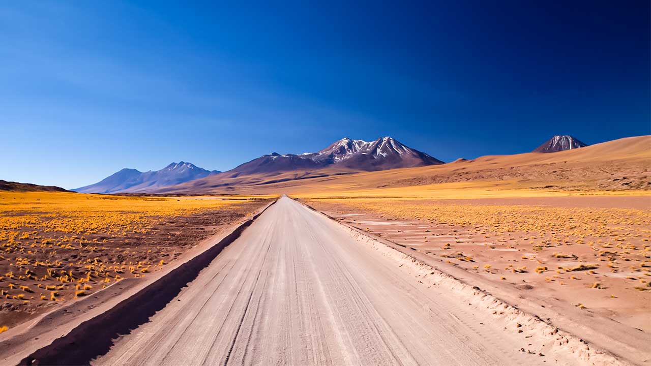Strasse durch die Hochebene von San Pedro de Atacama in Chile