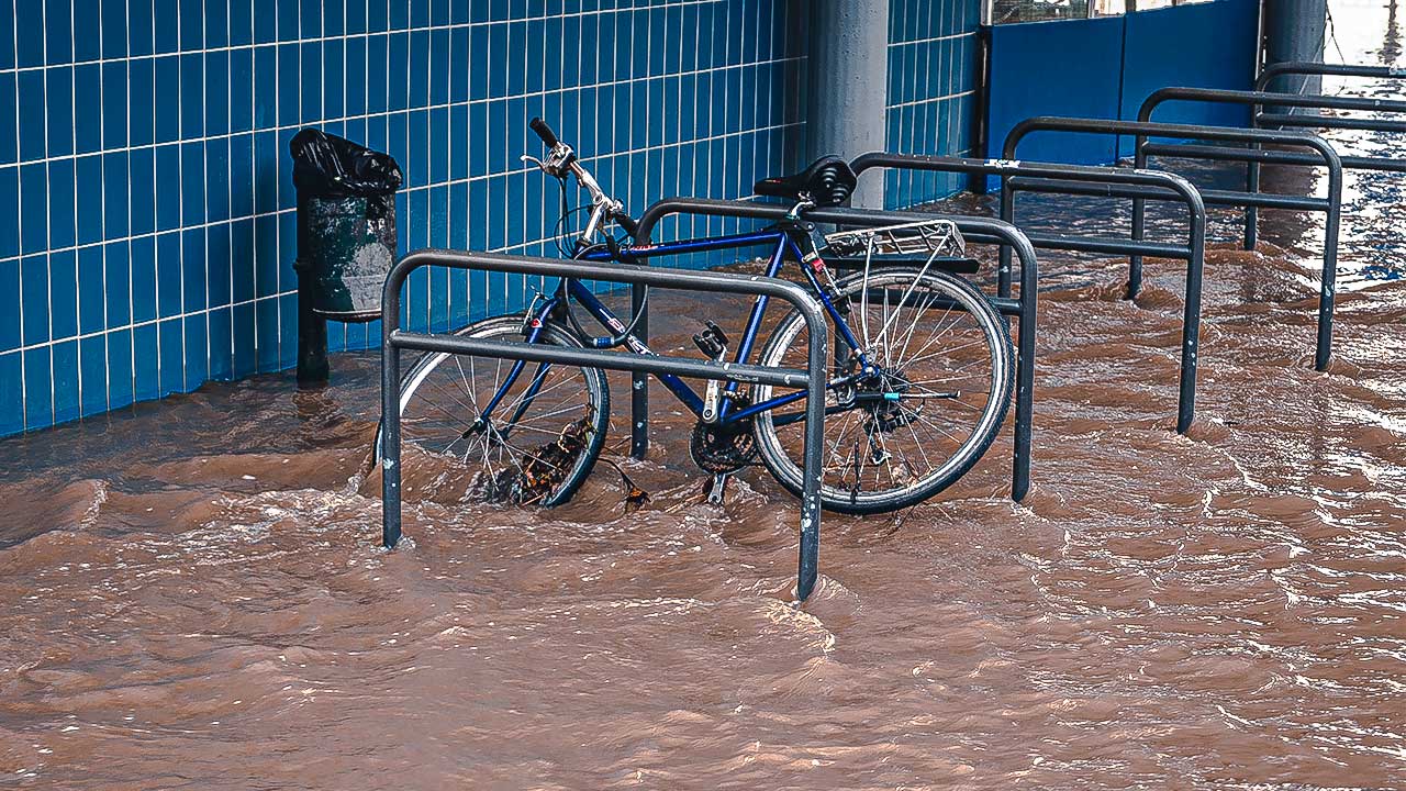 Hochwasser in Bonn mit einem Fahrrad im Wasser