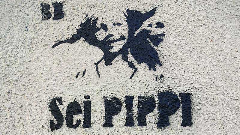 «Sei Pippi, nicht Annika»-Stencil auf einer Hauswand in München