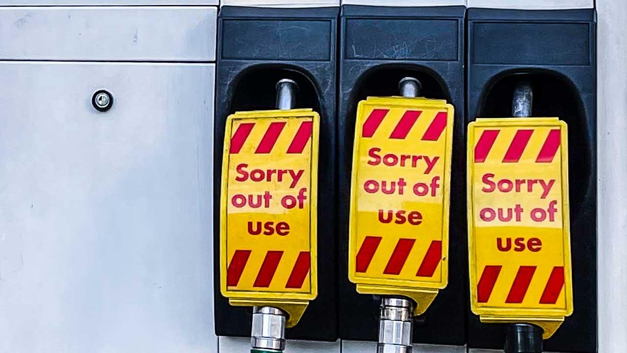 Zapfsäule einer Tankstelle in London, wo der Treibstoff ausgegangen ist