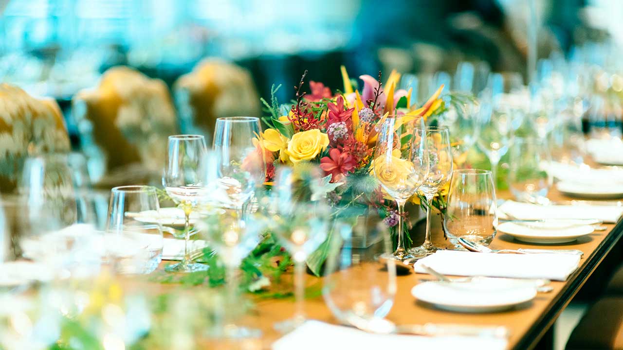 Tisch mit Geschirr und Blumen