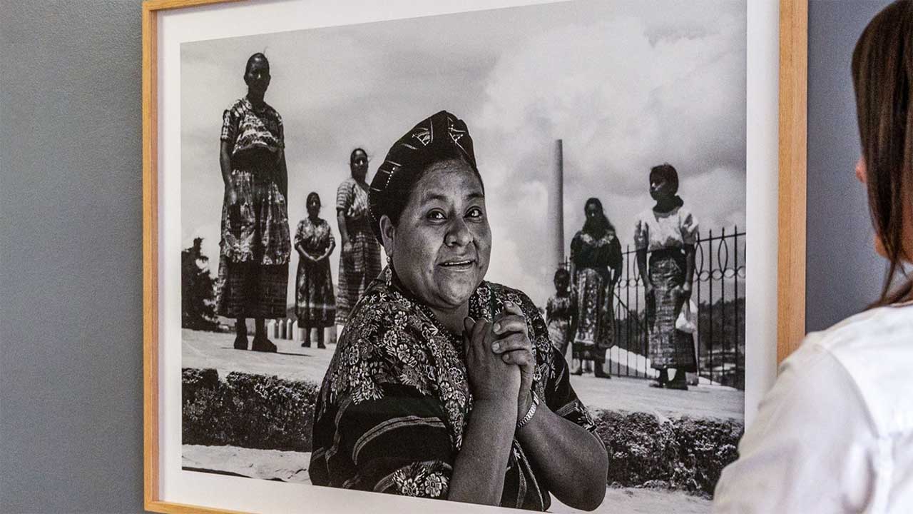 Betrachterin neben einem Foto aus der Ausstellung «Speak Truth to Power»