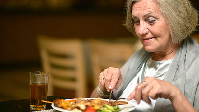 Frau geniesst ihr Essen