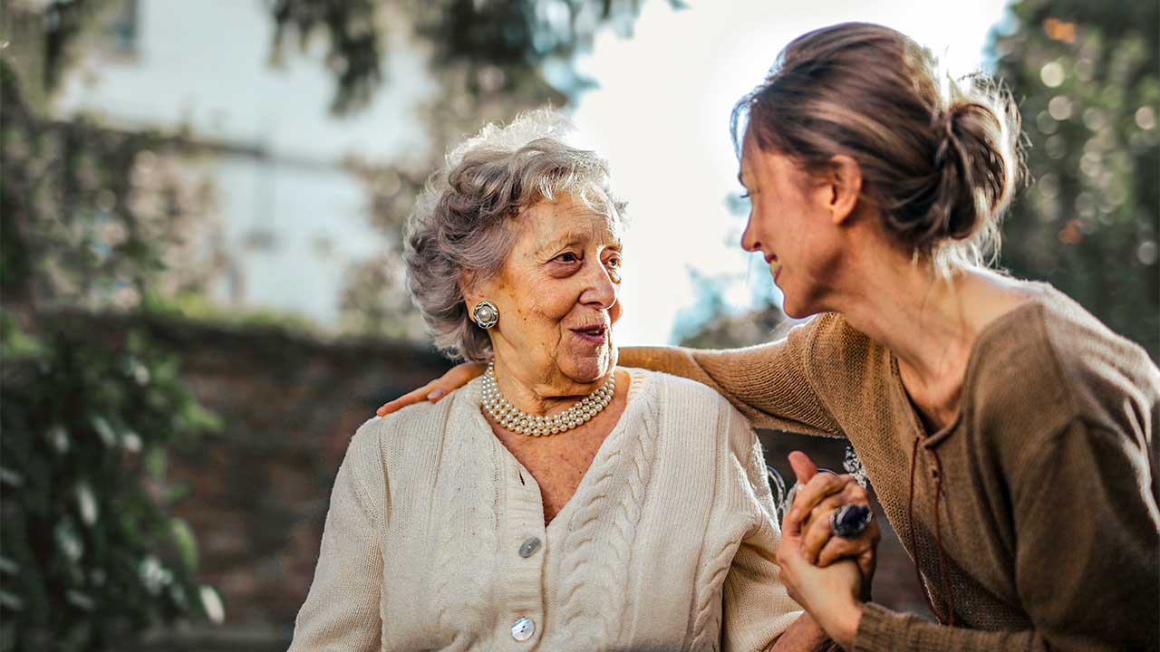 Zuneigung zwischen einer Seniorin und einer jüngeren Frau