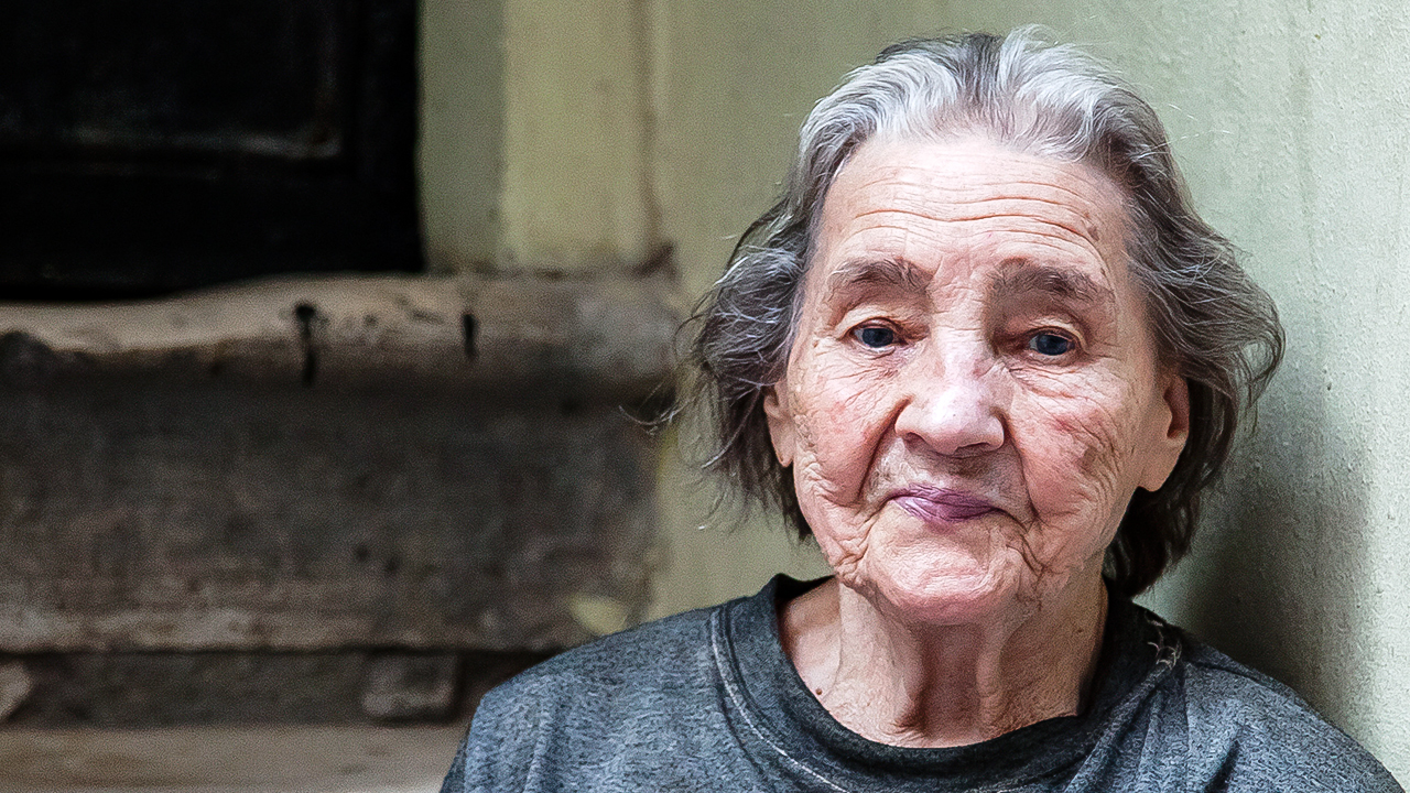 Gesicht einer älteren Frau in Armut