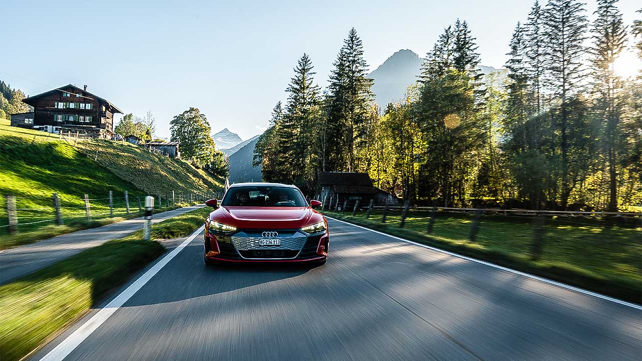 Audi auf einer Strasse bei Gstaad