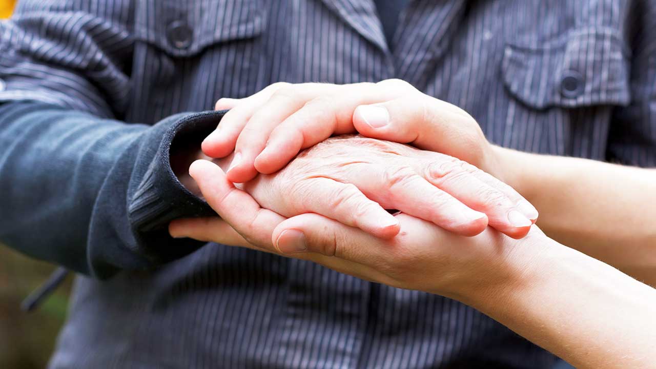 Ein Paar Hände hält eine Hand