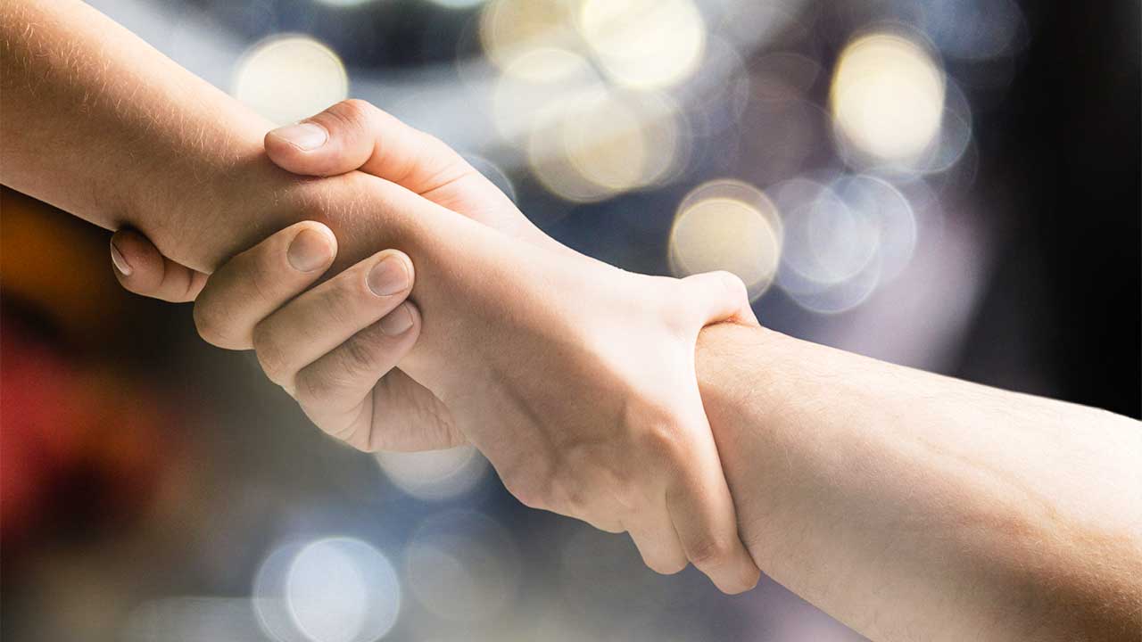 ineinandergreifende Hände als Symbol für Solidarität und Kooperation