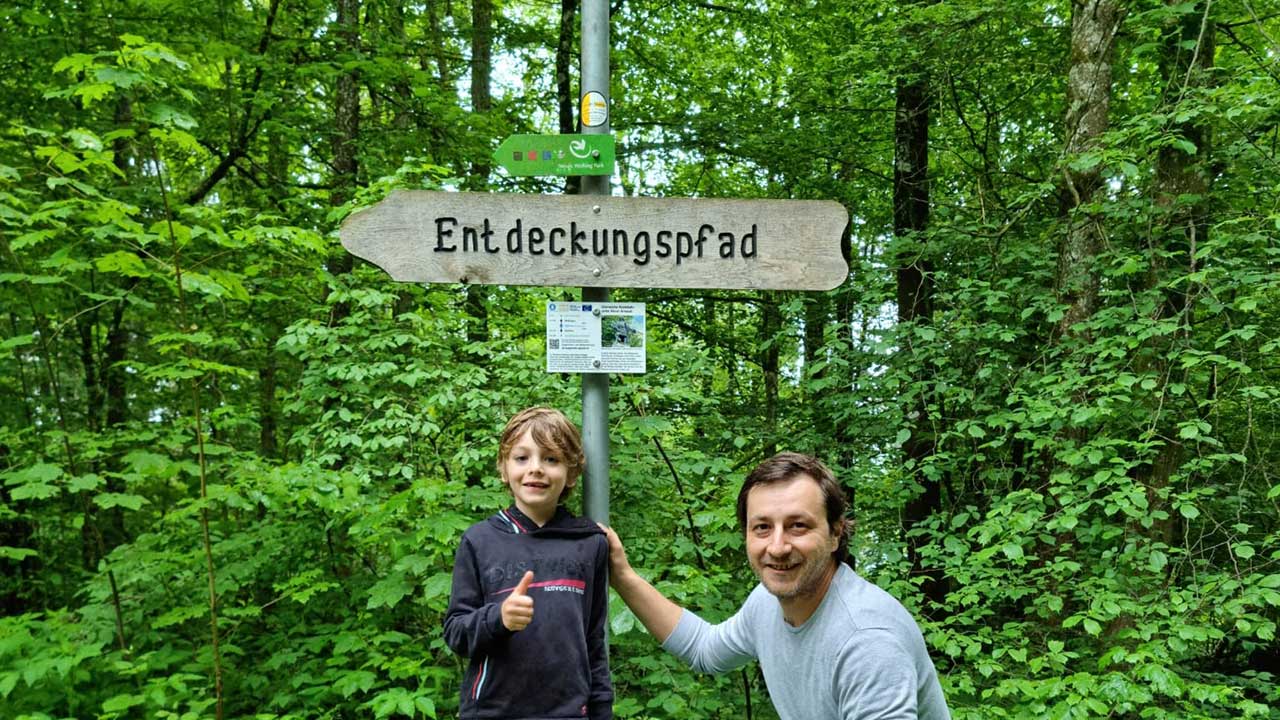 Hugenotten- und Waldenserweg Aargau: Hinweistäfelchen beim Egelsee Bergdietikon