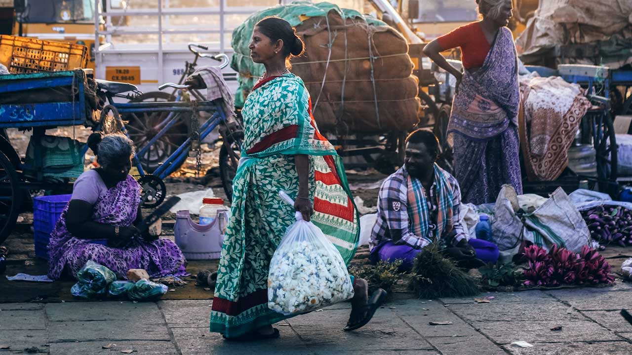 Strassenszene mit laufender Frau in Chennai, Indien
