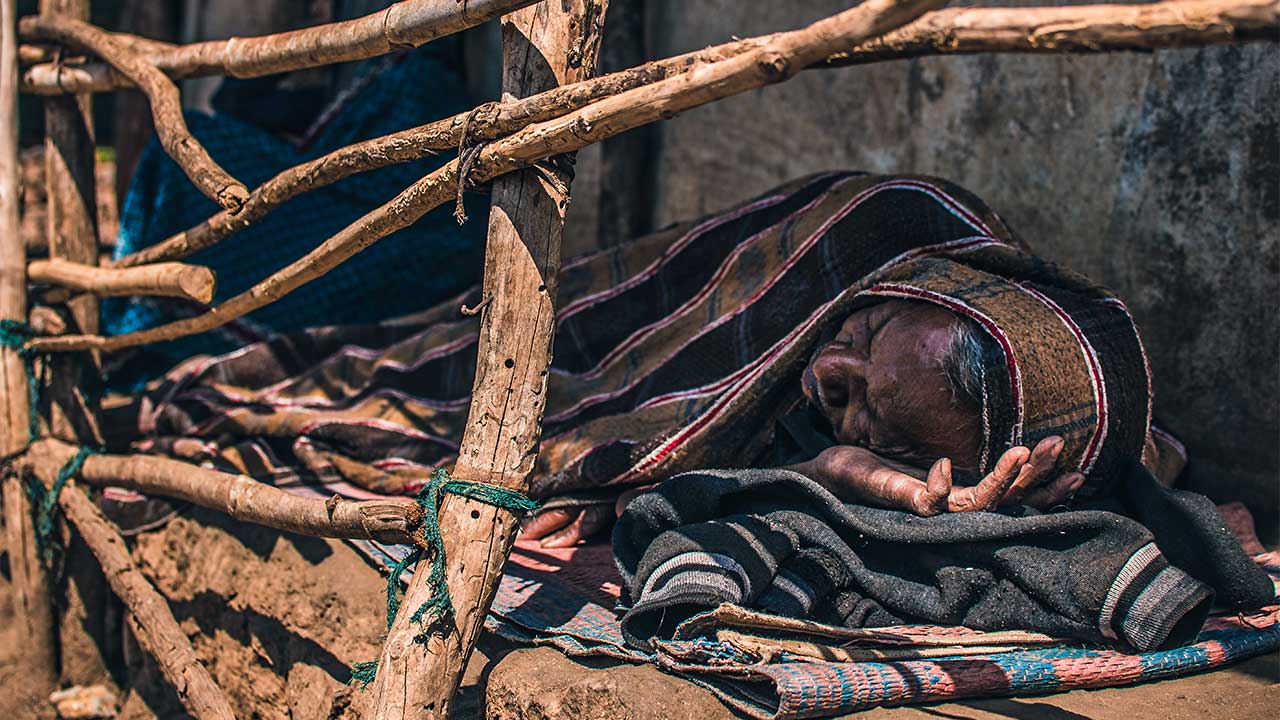 Indische Frau schläft in einer behelfsmässigen Schlafstelle