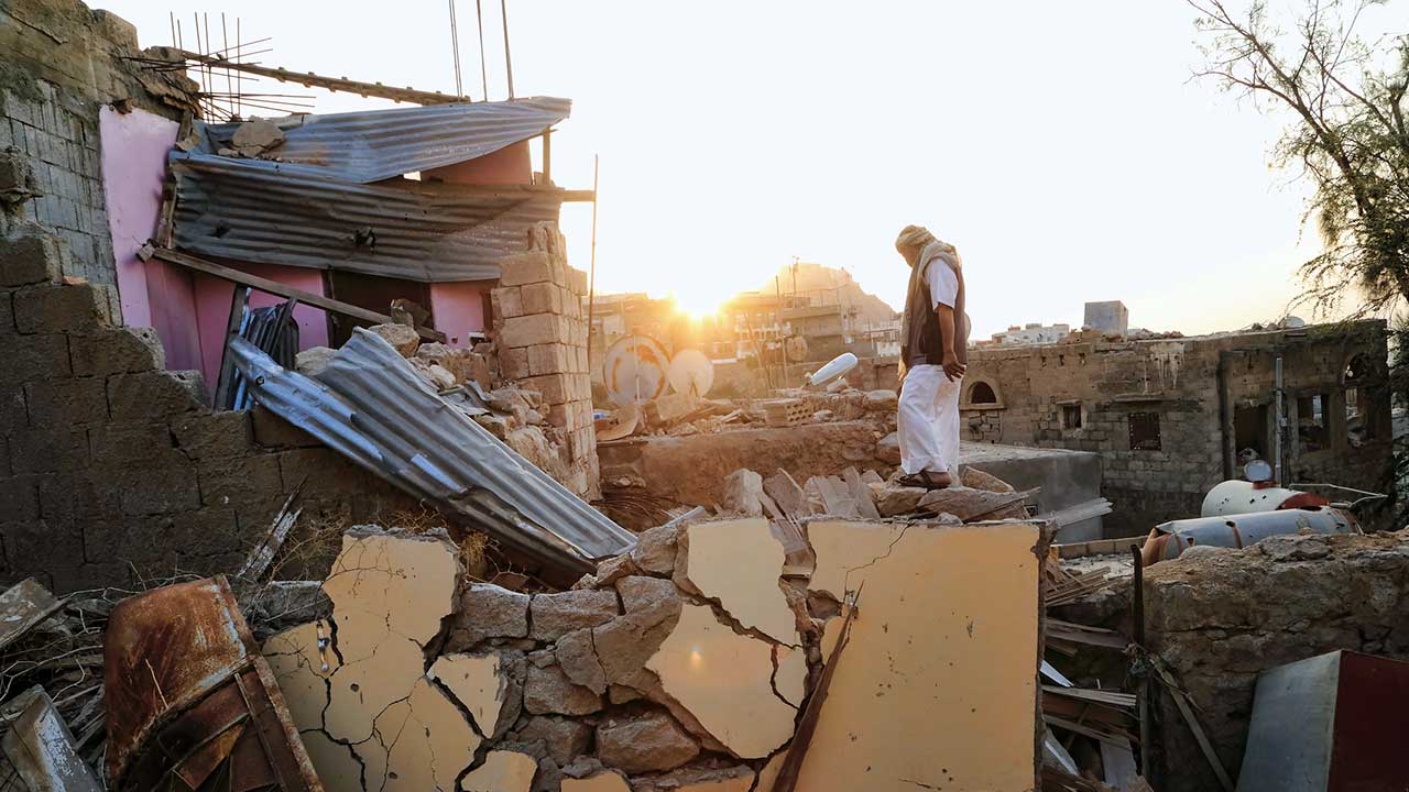 Ein Mann begutachtet zerstörte Häuser in der jemenitischen Stadt Taiz