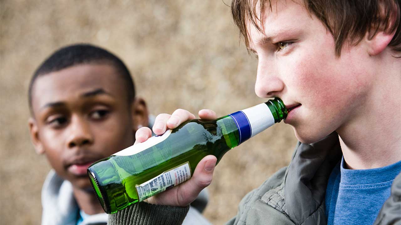 Jugendlicher trinkt Bier