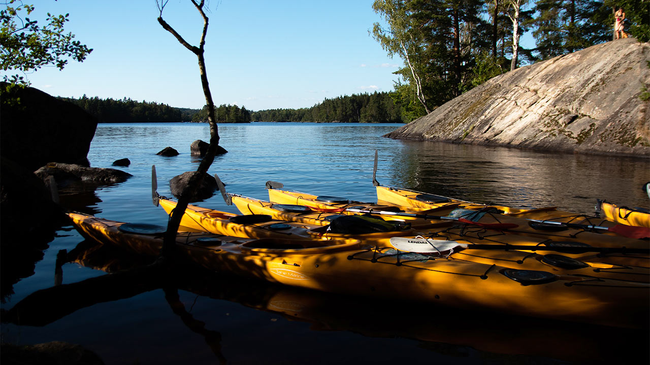Kajaks in einem See in Schweden