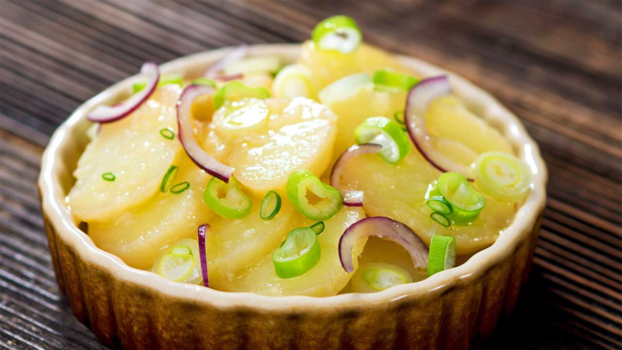 Kartoffelsalat in einer Gratinform
