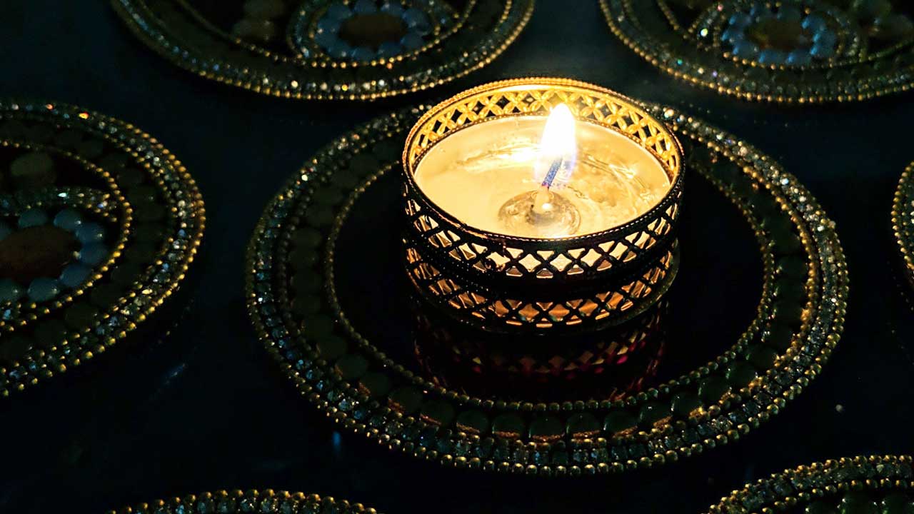 Kerze während des hinduistischen Lichterfests Diwali
