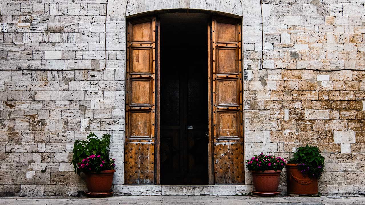 offene Tür eines Kirchengebäudes