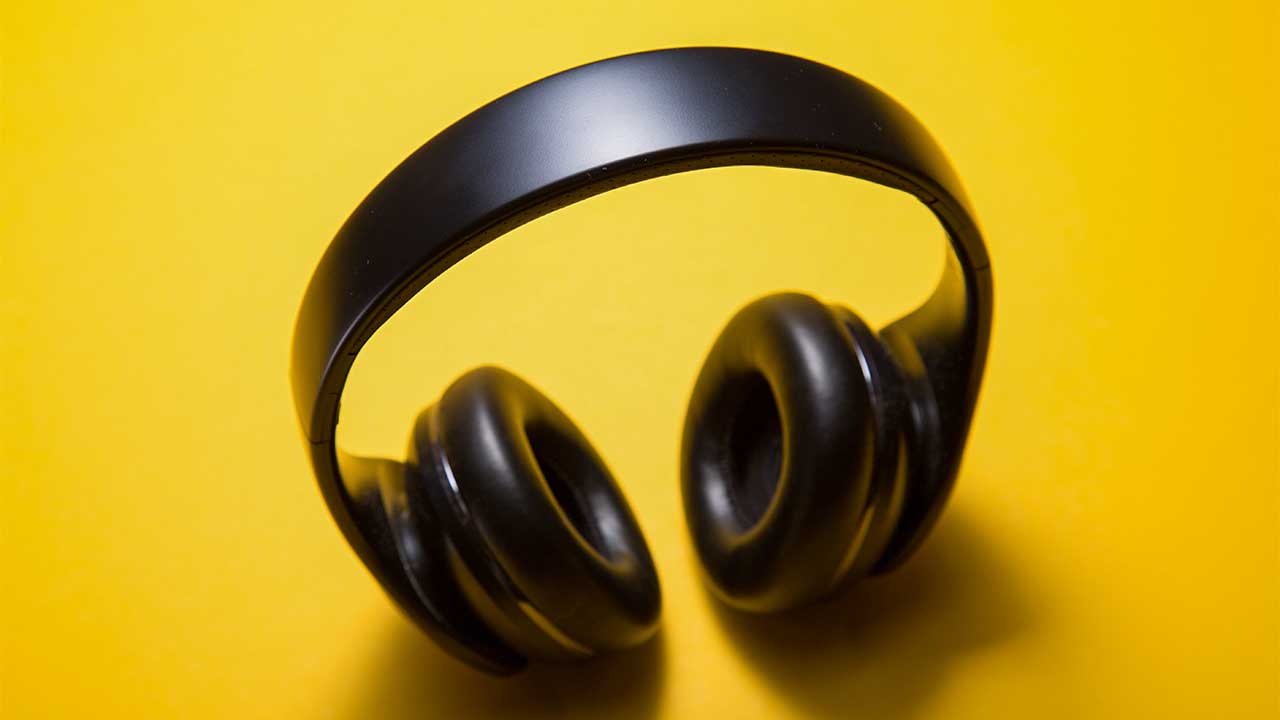 stehender Kopfhörer vor einem gelben Hintergrund