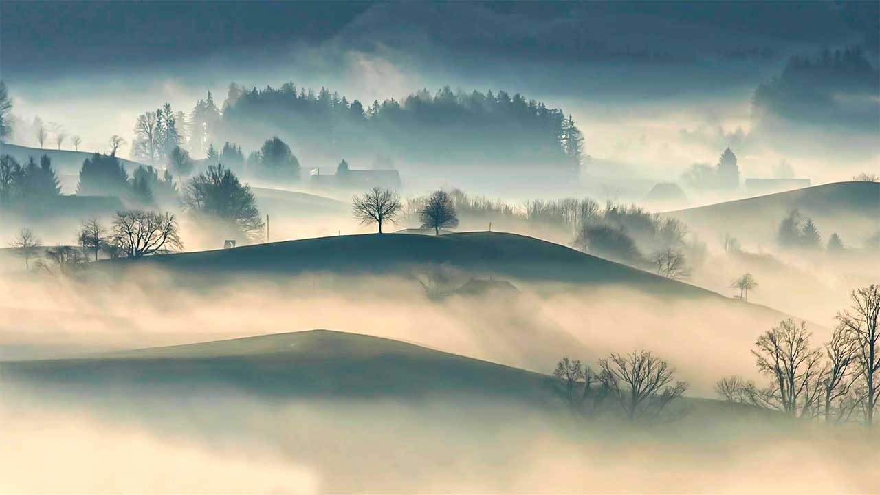 Hügellandschaft im Nebel
