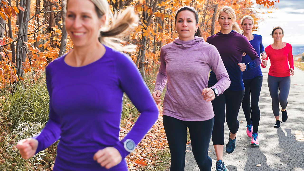 Laufgruppe von fünf Frauen unterwegs am laufen oder joggen
