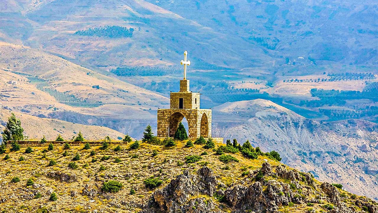 Kapelle mit Blick auf das Kadisha-Tal im Libanon