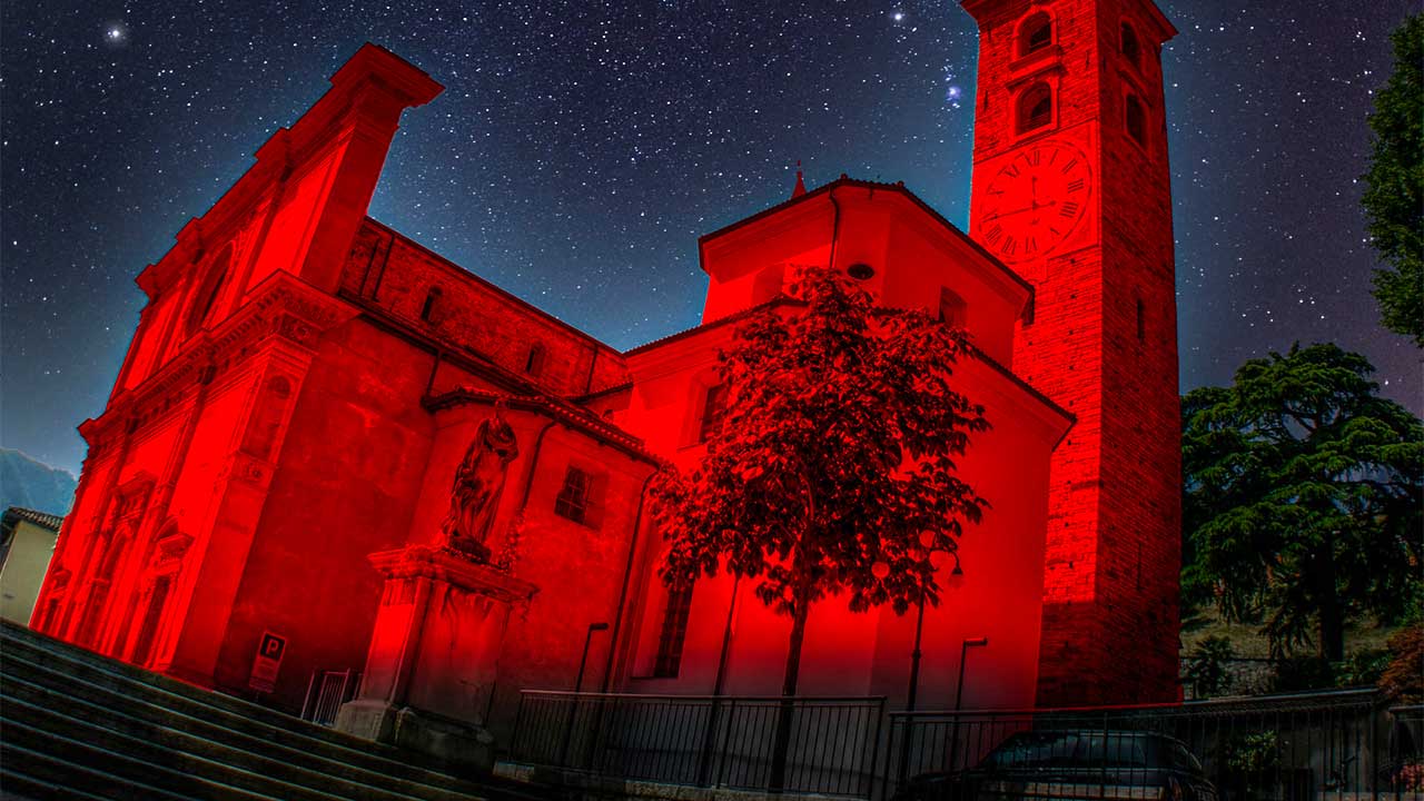 Kathedrale San Lorenzo in Lugano in rot | (c) Kirche in Not