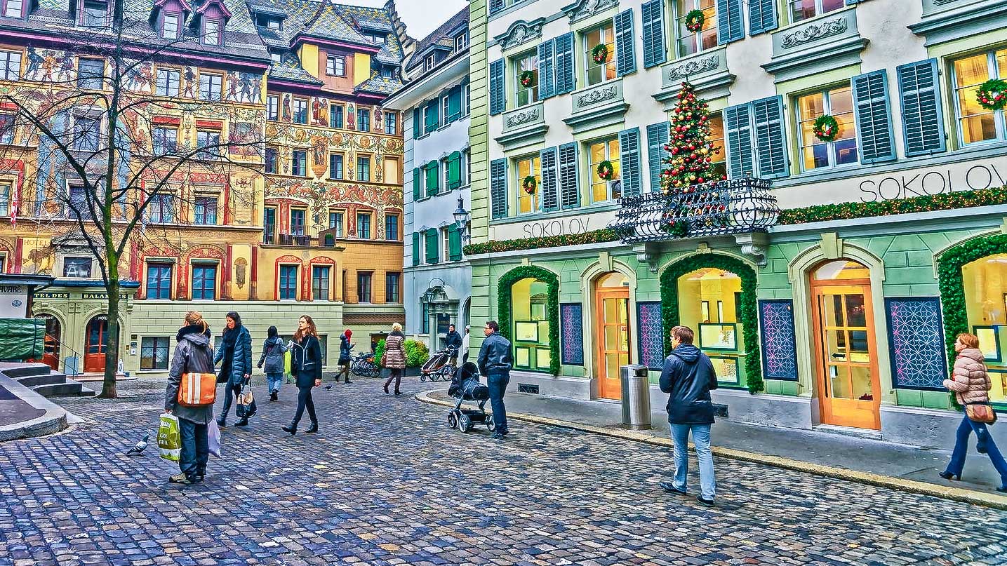 Passanten in der Altstadt von Luzern