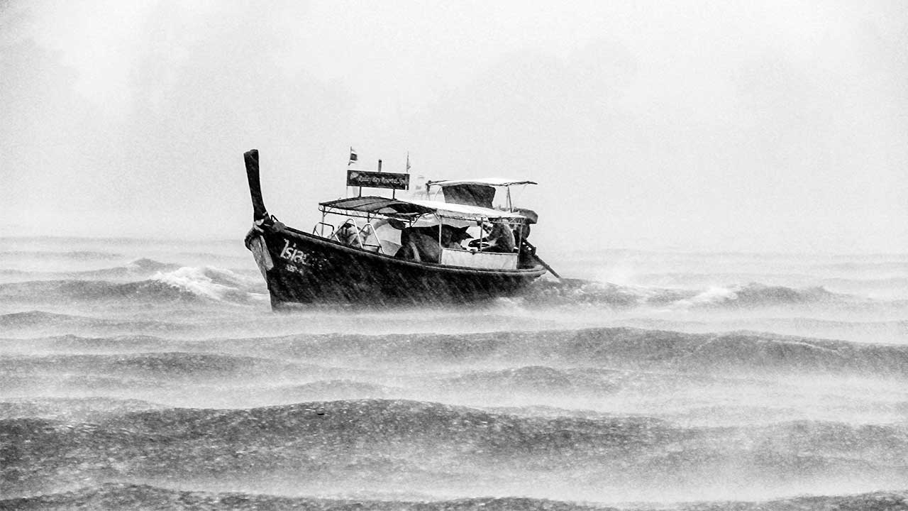 Boot auf einem stürmischen Meer