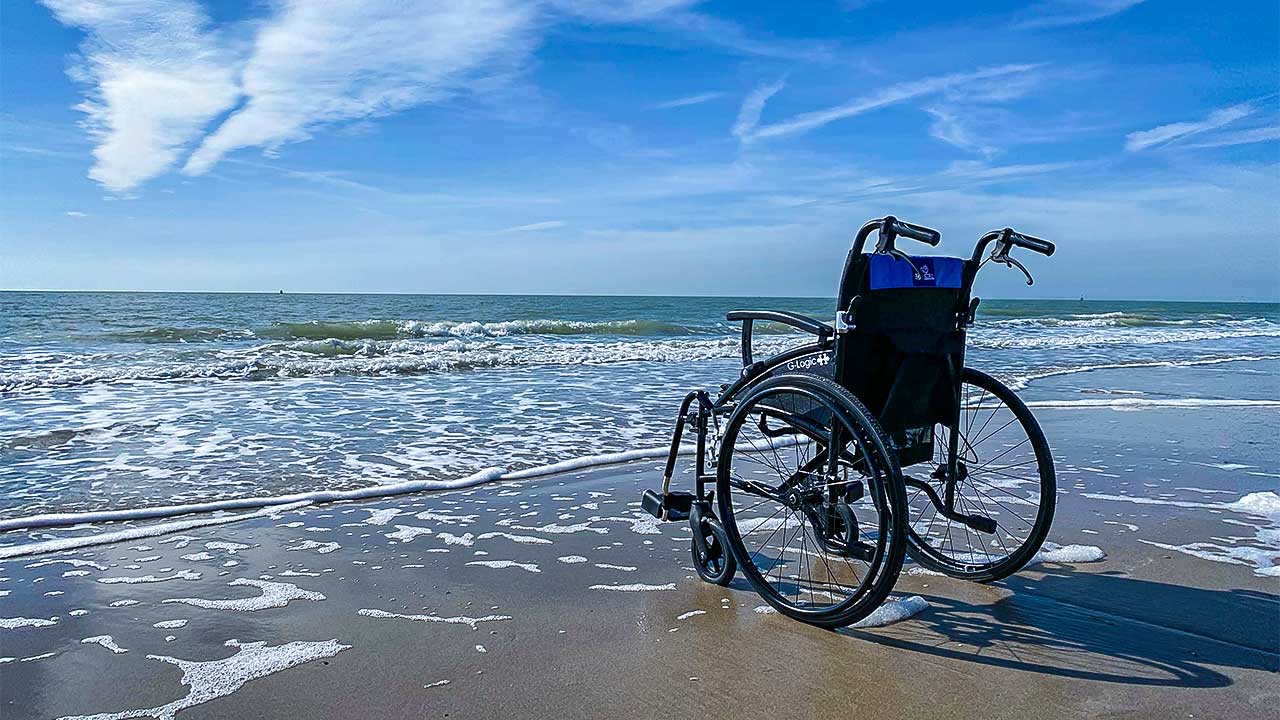 Rollstuhl an einem Meeresstrand