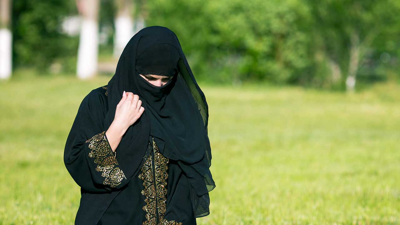 Verschleierte Muslima auf einer Wiese