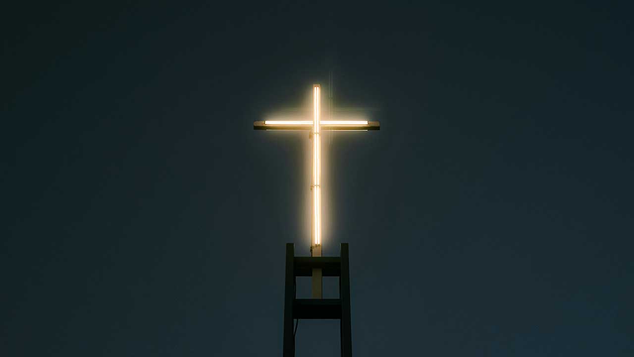 beleuchtetes Kreuz in der Nacht